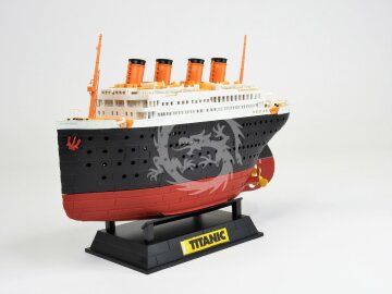 Model plastikowy TITANIC PORT SCENE & AIRSHIP, SUYATA SL002, bez skali