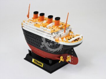 Model plastikowy TITANIC PORT SCENE & AIRSHIP, SUYATA SL002, bez skali