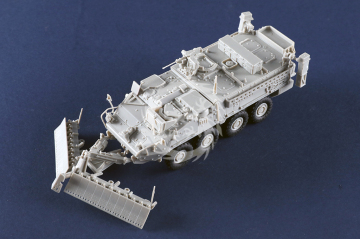 M1132 Stryker Engineer Squad Vehicle w/SMP&AMP - Trumpeter 07427 skala 1/72 