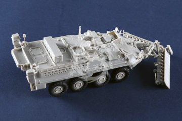 M1132 Stryker Engineer Squad Vehicle w/SMP&AMP - Trumpeter 07427 skala 1/72 