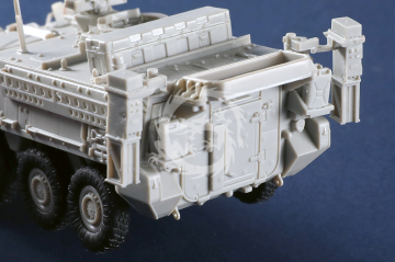 M1132 Stryker Engineer Squad Vehicle w/SMP&AMP - Trumpeter 07427 skala 1/72 
