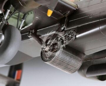 Avro Lancaster Mk.I/III + farby i klej - Revell 64300 skala 1/72
