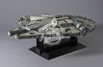 Falcon Millennium Perfect Grade Bandai 1/72 z LED Star Wars 01206