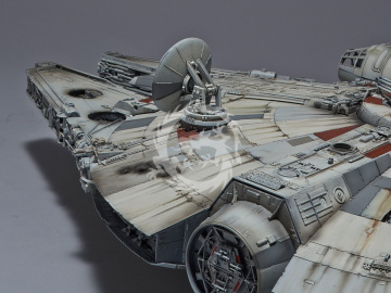 Falcon Millennium Perfect Grade Bandai 1/72 z LED Star Wars 01206