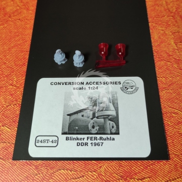 RED Blinker FER-Ruhla DDR 1967 2pcs - START-43 ST42r skala 1/24 
