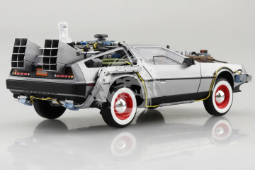 Time machine from Back to the Future Part III - Aoshima 064382 skala 1/24